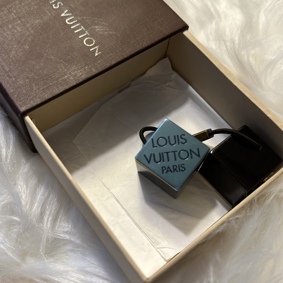 Louie Vuitton hair cube tie - Picture 3 of 3